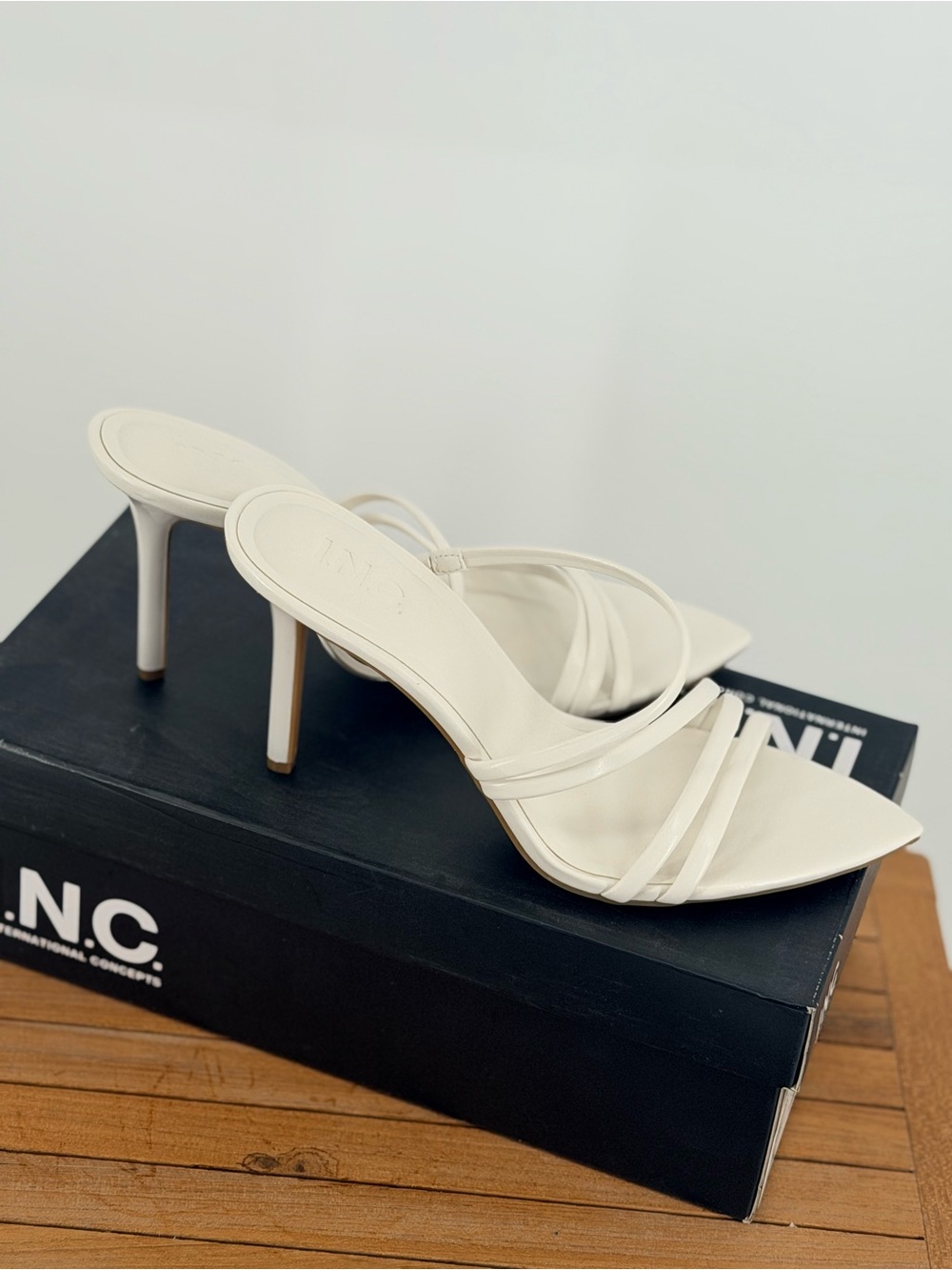 NEW INC International Concepts LARMINAP White Strappy Pointed-Toe heels size 9M - Picture 2 of 4